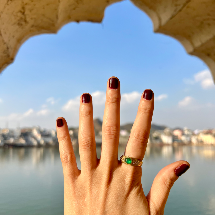 Anello Artigianale Etnico BodhGaya Oro Onice Verde Zirconi indossato