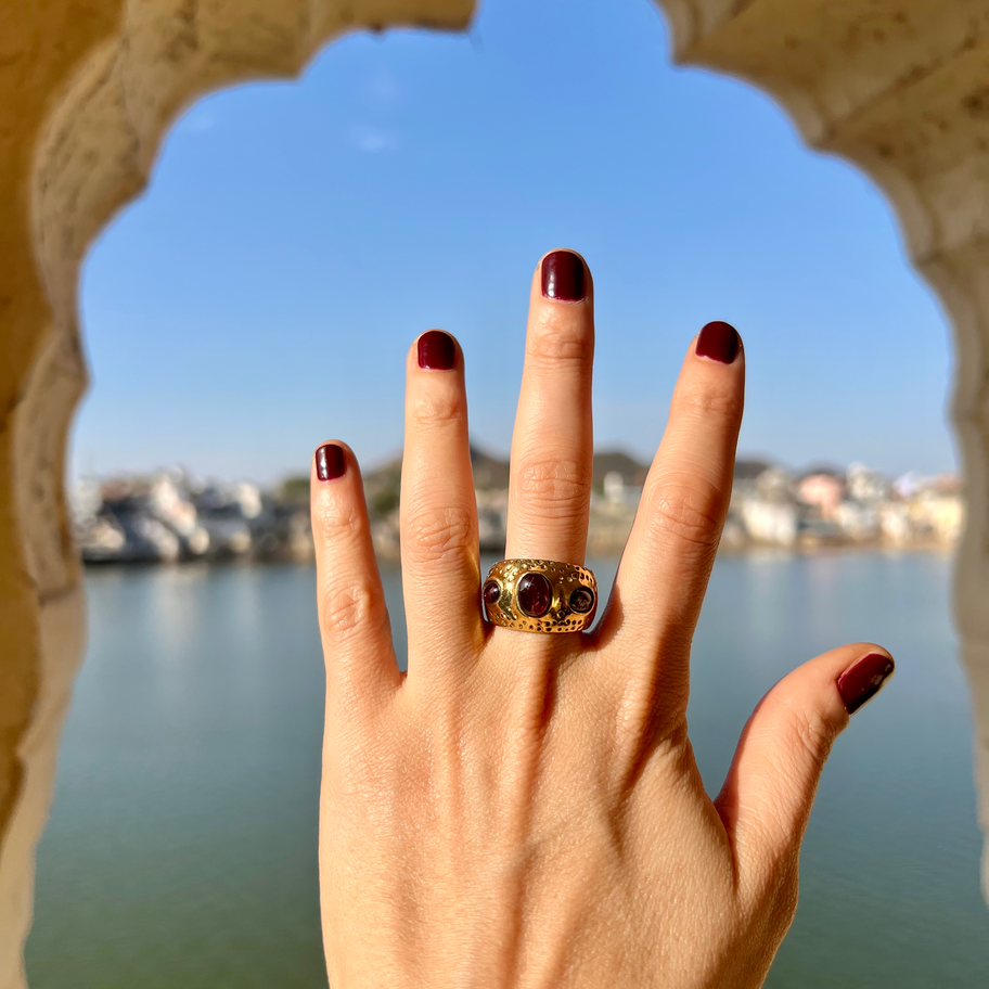 Anello Artigianale Etnico Ulloo in polvere di Granato Indossato