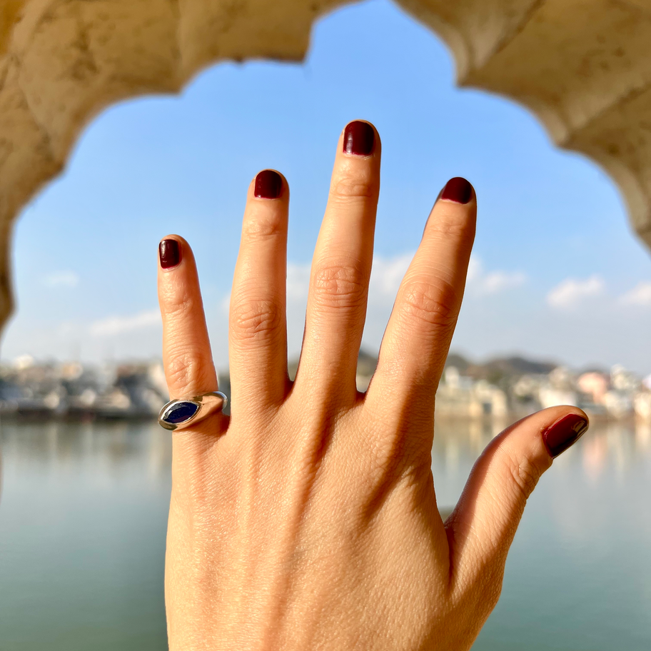 Anello Artigianale Etnico Dwarka Onice Nera Oro Bianco indossato