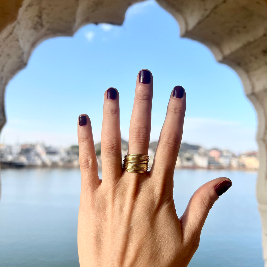 Anello Artigianale Etnico Hazaar Ottone Indossato sulla mano