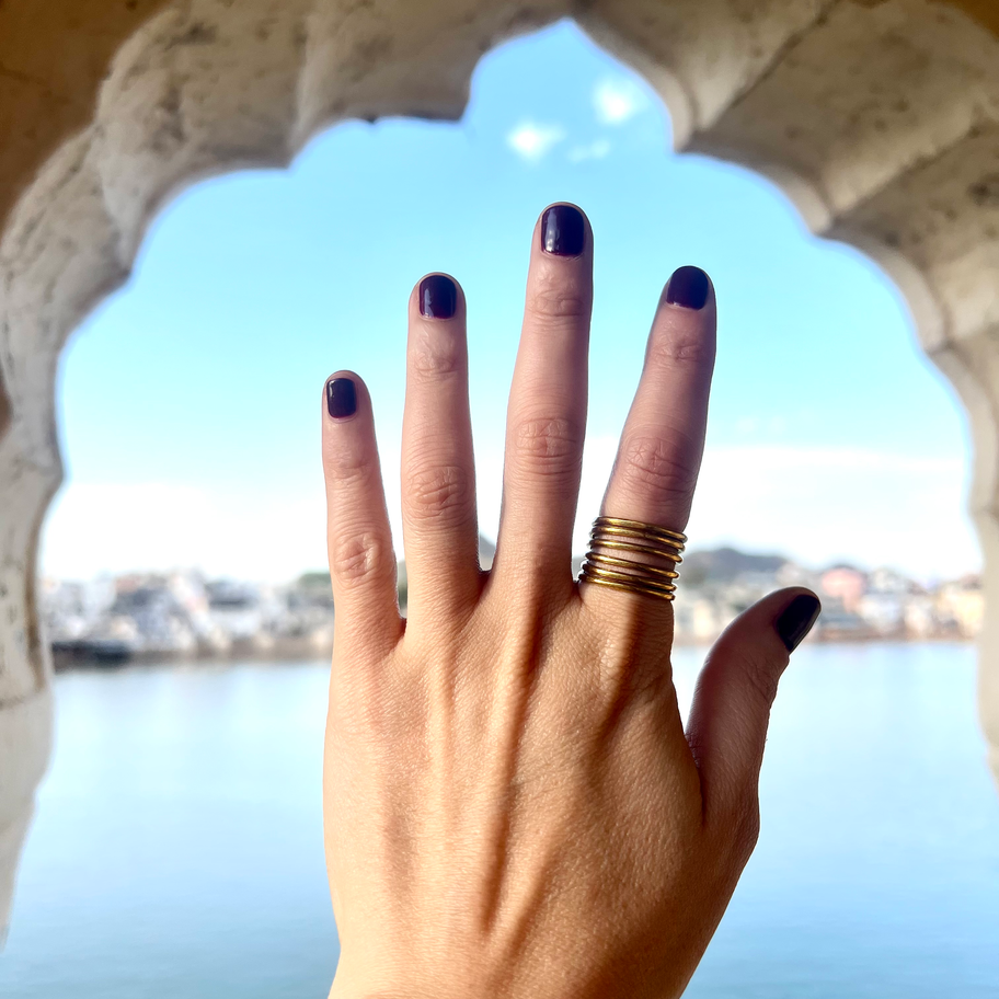 Anello Artigianale Etnico Rahana Ottone Indossato