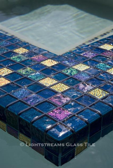 American Made Lightstreams Glass Tile Renaissance Collection Peacock Blue tile is used as step marker tile, pool tile, spa tile, and waterline tile and has accent tile made from Lightstreams Jewel Accent Tiles