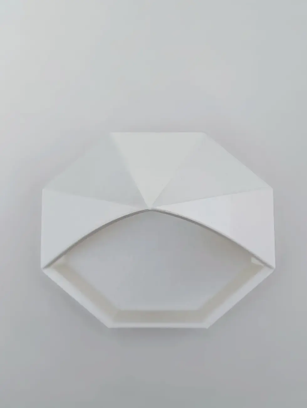 Miniatura: Oggetto bianco geometrico con design moderno, forma esagonale, minimalista.