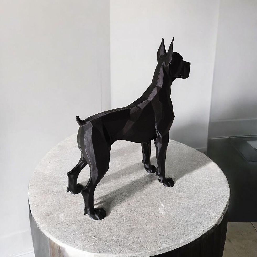 Miniatura: Statua nera poligonale di cane doberman su tavolo rotondo.