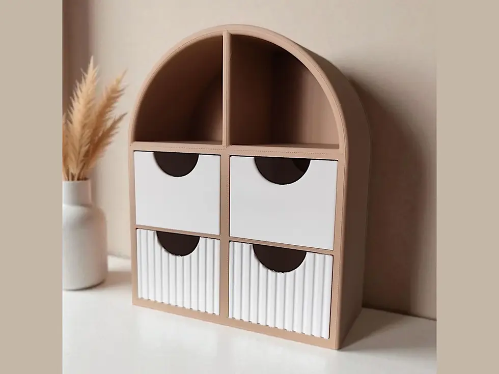 Mobiletto in legno ad arco con cassetti bianchi e texture scanalata.