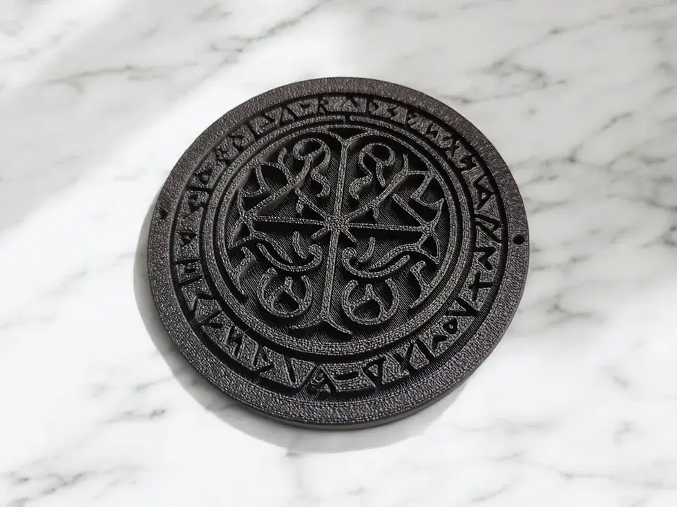 Medaglione circolare scuro con antichi simboli runici su marmo.