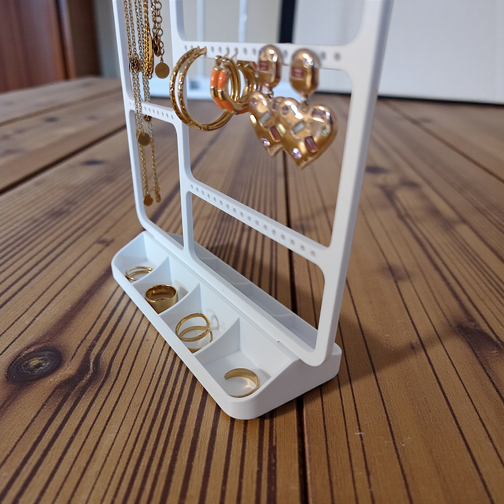 Miniatura: Organizzatore bianco per gioielli con orecchini, collane e anelli su legno.