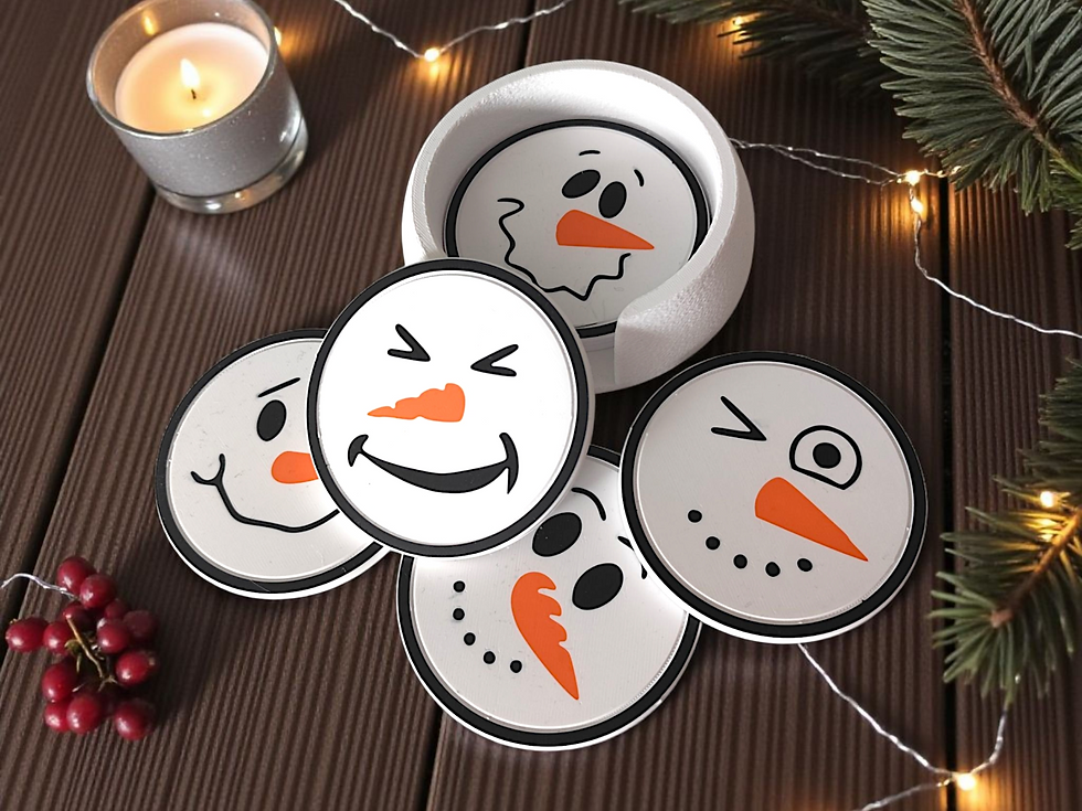 Miniatura: Sottobicchieri pupazzo di neve con diverse espressioni, candela e luci natalizie.