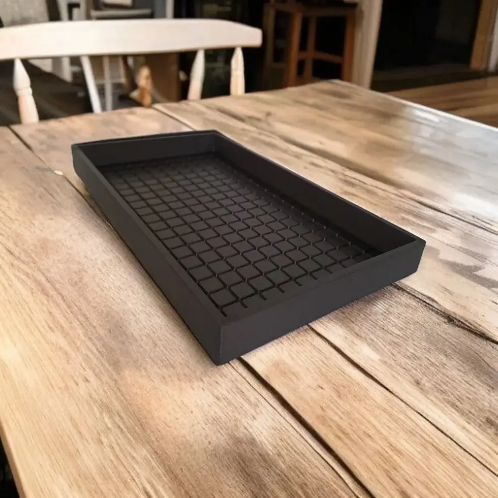 Vassoio nero rettangolare con griglia su un tavolo di legno.