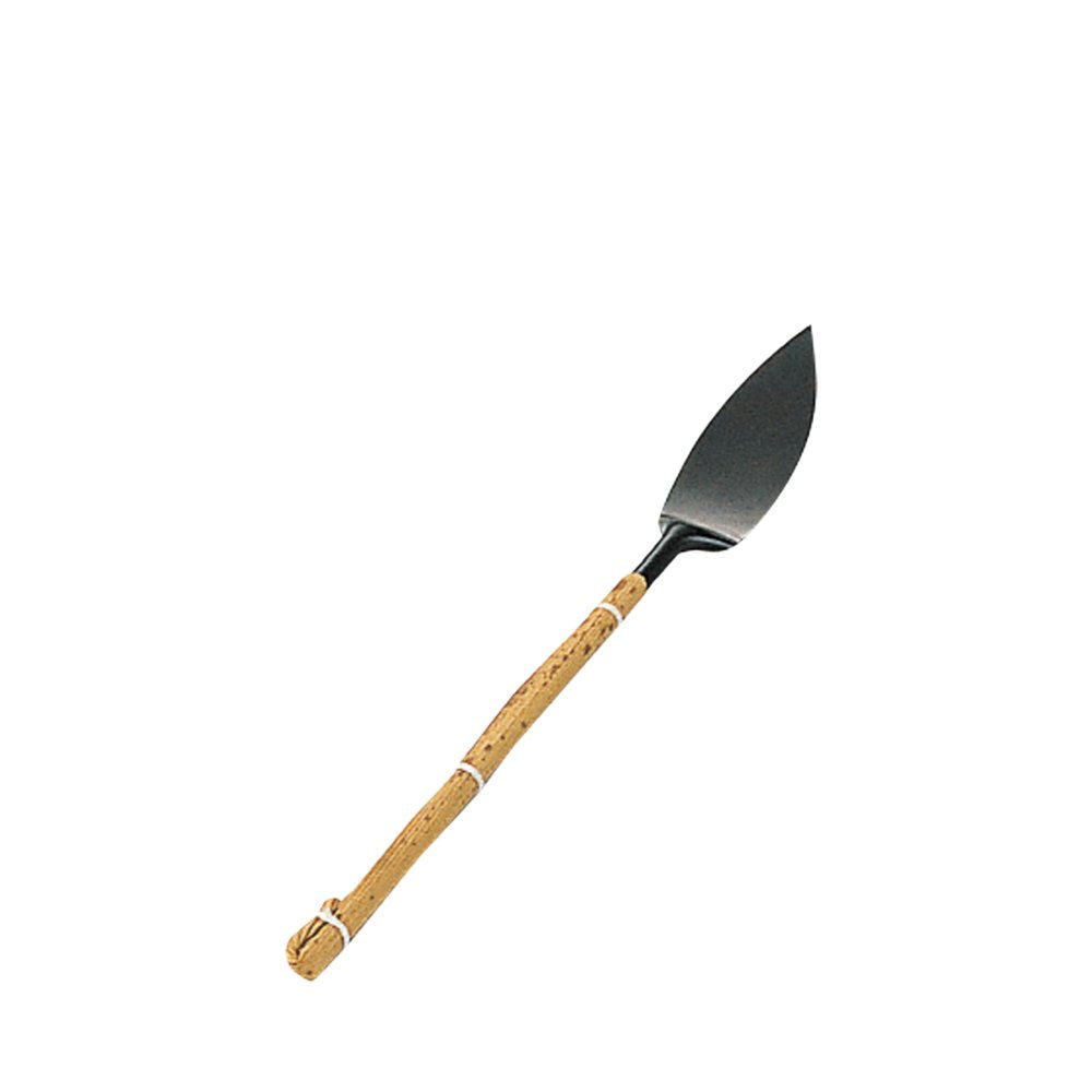 一政堂作の笹形 灰押灰匙は、笹葉を模した形状で、細やかな整形作業に適した一枚です。