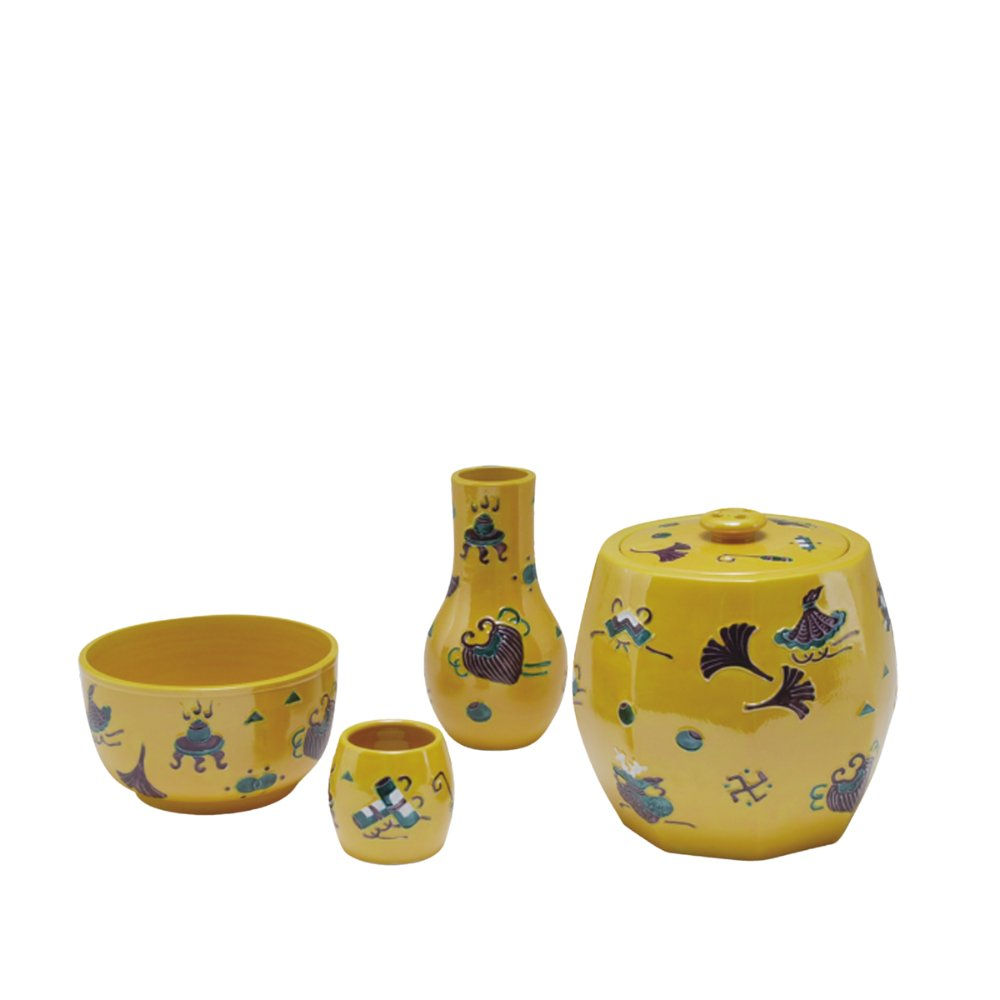 高野昭阿弥作の皆具(淡々斎好写黄交趾「宝尽」)は、福徳を象徴する文様が配された華やかな写しです。