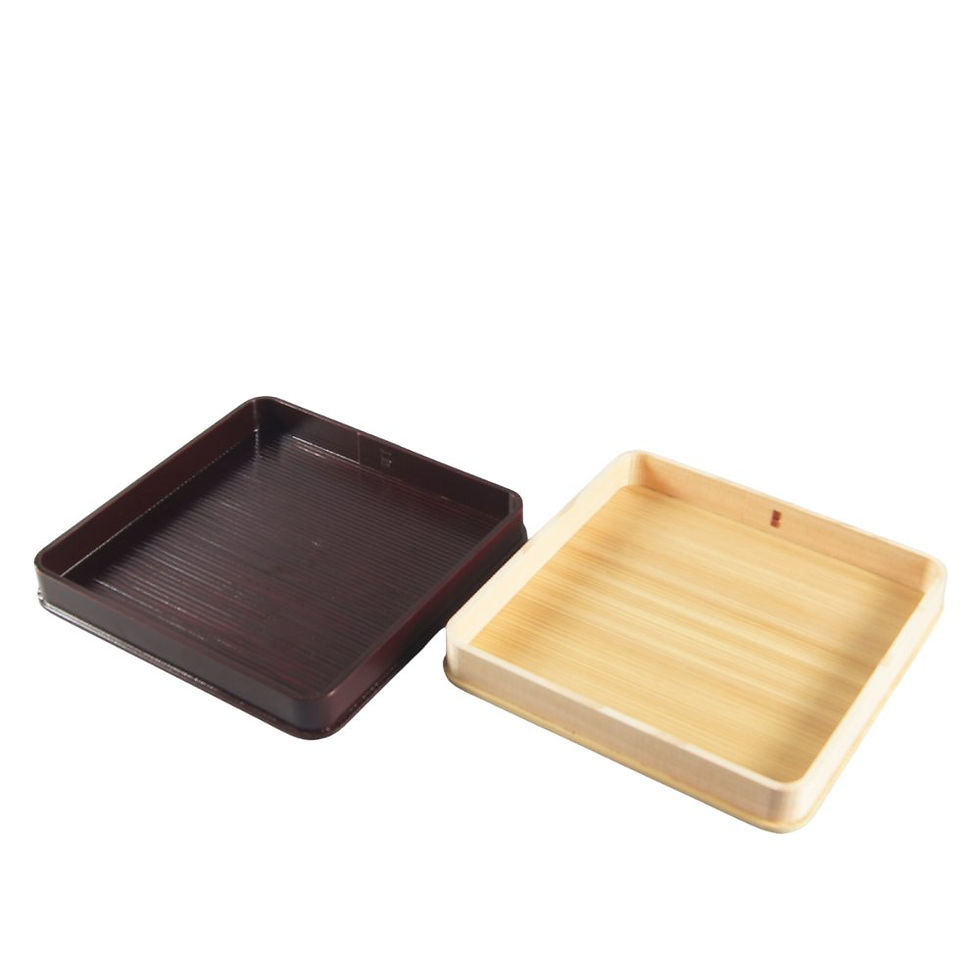 サムネイル： 杢仙作の八寸盆は、杉材で作られた軽やかな一品で、木の香りと素朴な風合いが魅力です。