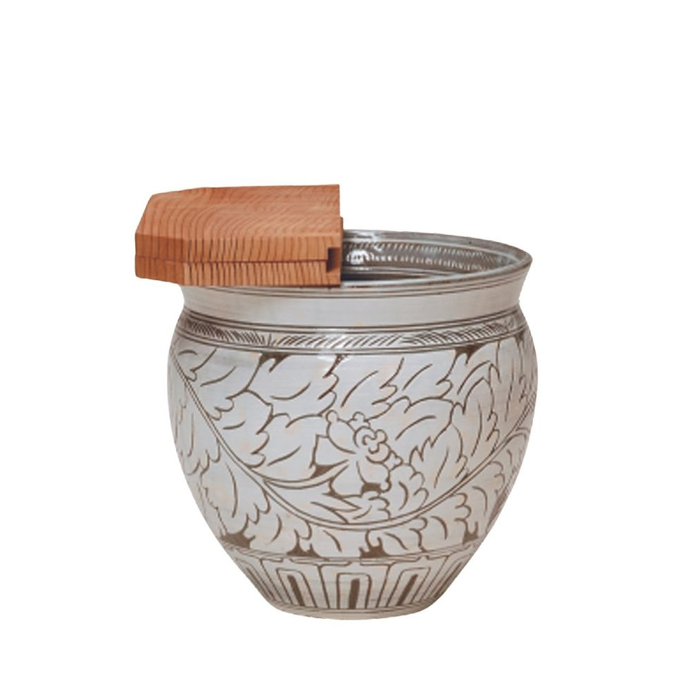 黒石窯作の水屋瓶は、掻落技法による装飾が施され、杉蓋付きで落ち着いた印象の一瓶です。