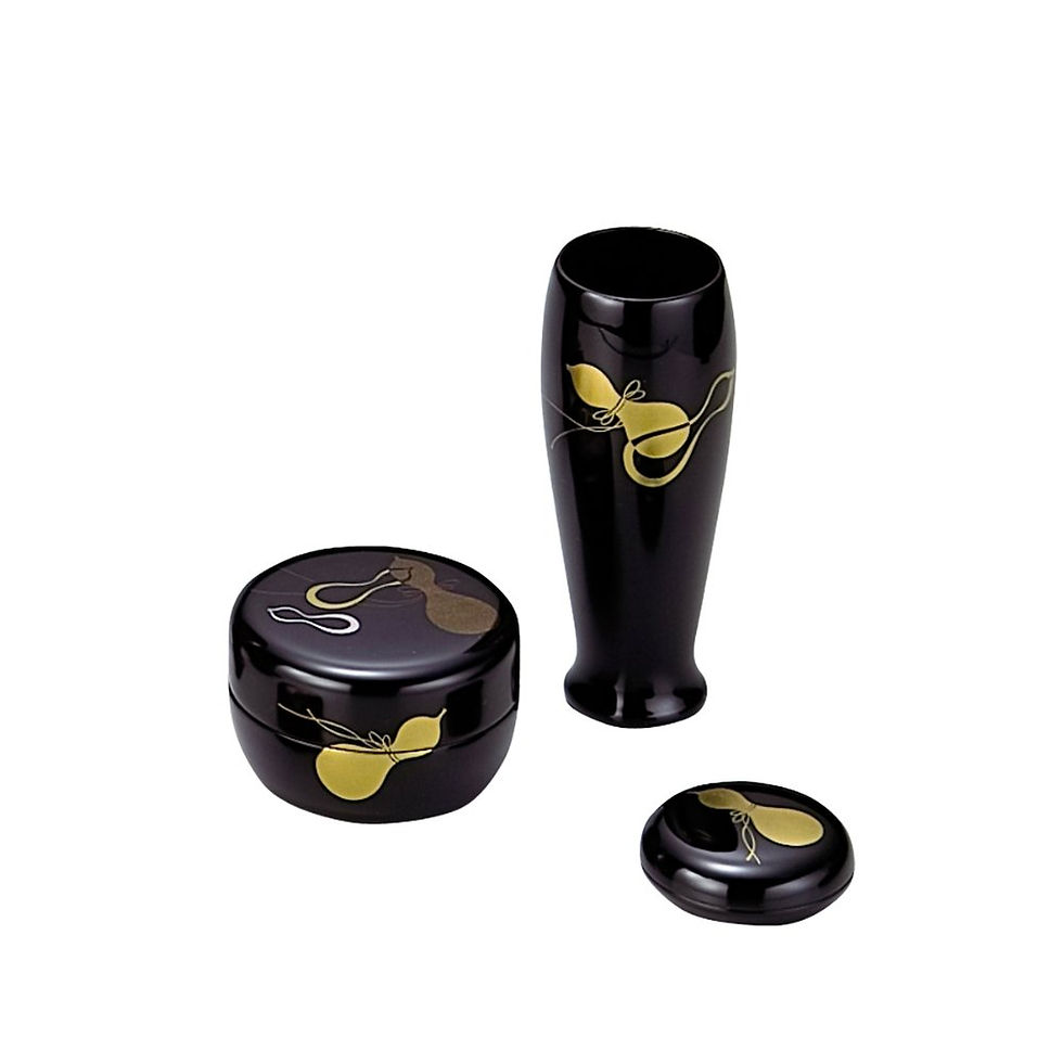 黒塗の木製塗三点「瓢」文様。中村宗悦作で、六瓢＝無病息災に通じる縁起物を配した吉祥の組物です。