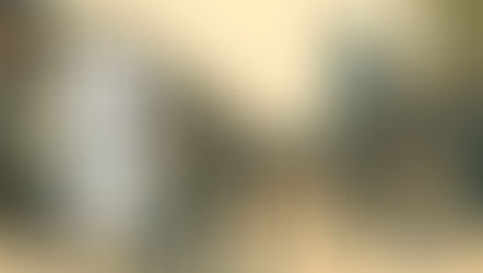 京都の町に人々が集まる明治の情景と、「茶道の歴史 第九回 茶の湯の救世主 明治時代」の掛軸を背景に、茶道文化の名品が美術館へと納まる過程と数寄者の終焉を象徴する「茶道の歴史」カテゴリのカバー画像。