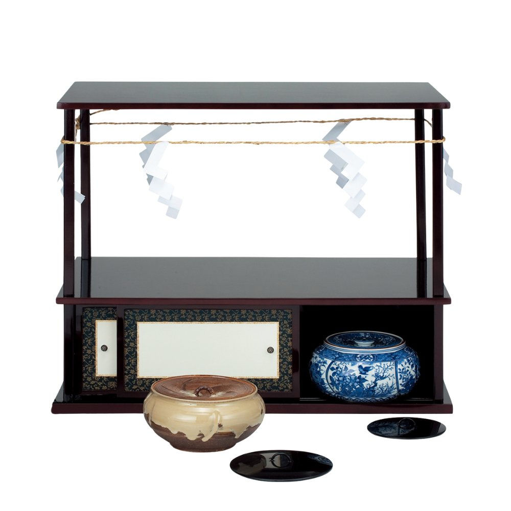 紹鴎棚は角出俊平作で、伝統的な設えを溜塗で丁寧に仕上げた気品ある棚です。