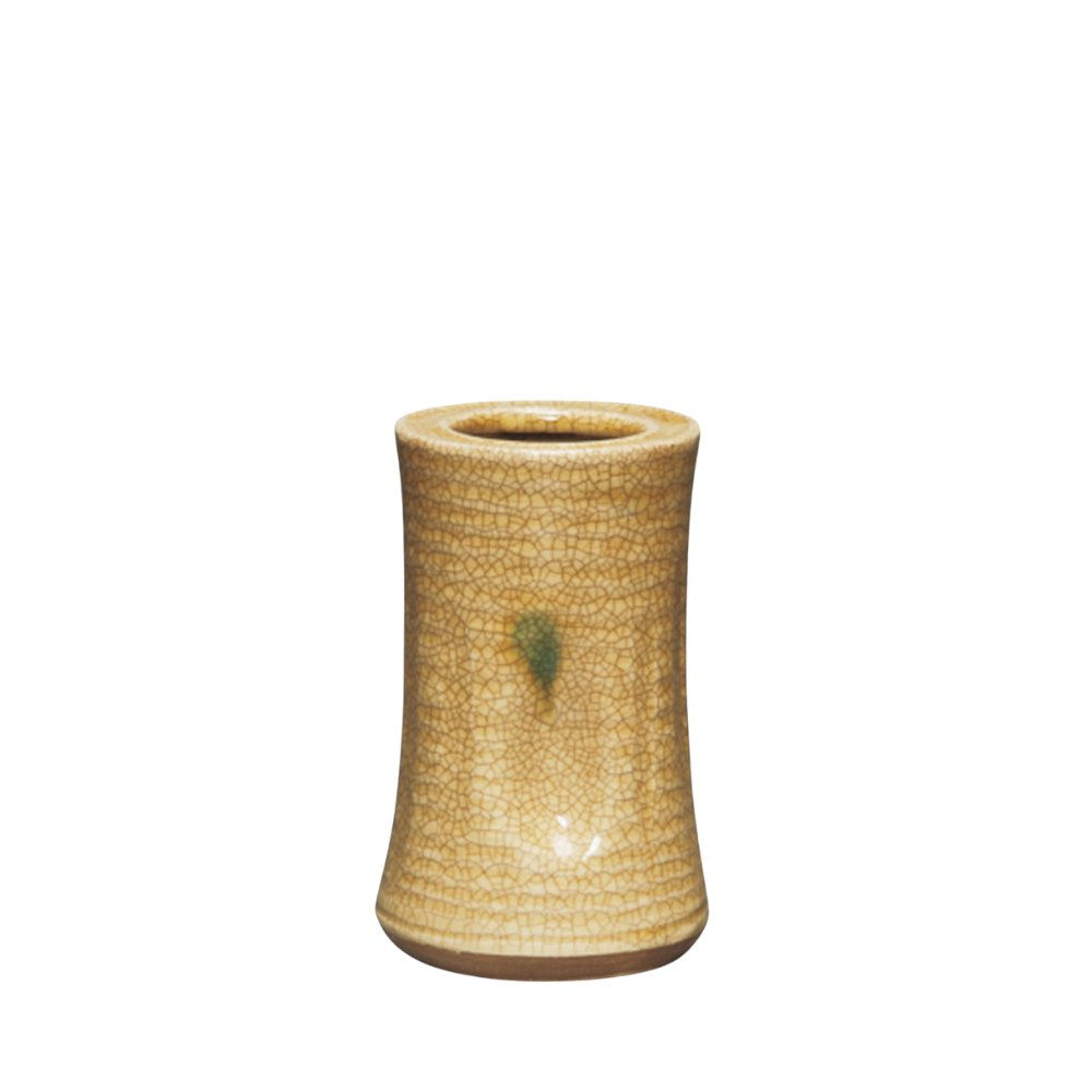 旅枕 掛花入(黄瀬戸)、加藤五陶。黄瀬戸釉の優しい色合いが、上品な印象の花入です。