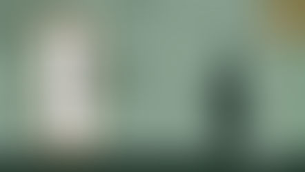 禅僧が静かに茶碗を持つ構図と、背後に掛けられた「茶道の歴史 第三回 喫茶のはじまり 鎌倉時代」の掛軸が描かれた空間により、喫茶文化が広がり始めた転換期を象徴する「茶道の歴史」カテゴリのカバー画像。