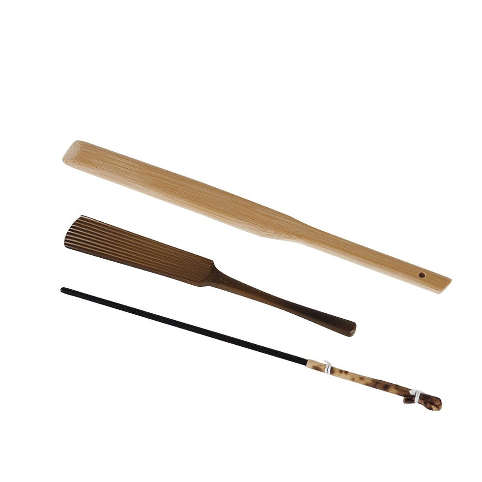 灰形を整えるための専用筋棒は、真鍮製で精度高く仕上げられた一本です。