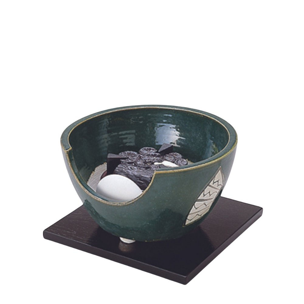 濃淡のある緑釉が映える織部釉の電気炭用紅鉢(ヤマキ電器製)は、席に自然な華やぎをもたらします。