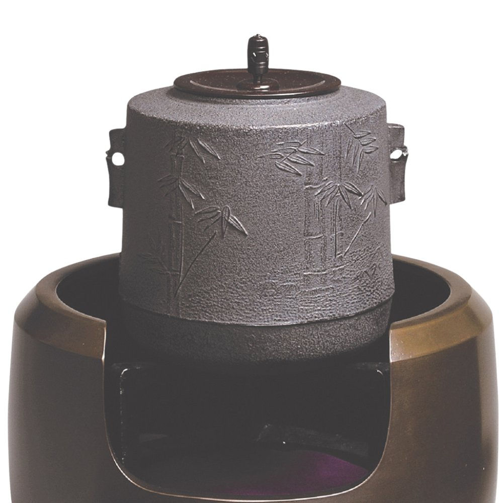 竹地紋が浮かぶ筒形の風炉釜は、菊池政光作。細部に渡る彫文が品格を高め、茶席に映える一品です。