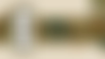 茶壷を運ぶ行列と行き交う人々の姿、背景に「茶道の歴史 第八回 茶の湯の遊芸化 江戸時代(後期)」と記された掛軸を配した構図を通して、日本の茶道が文化として広まり世界へと伝わる契機を象徴する「茶道の歴史」カテゴリのカバー画像。