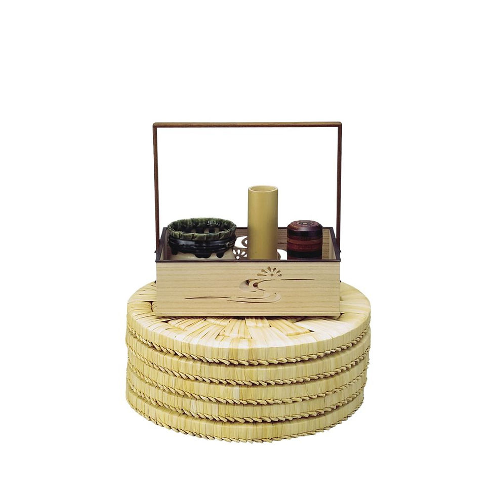 鵬雲斎好みの菊水透莨盆は、山本貞斎作で、透かしの意匠が気品を添える作品です。