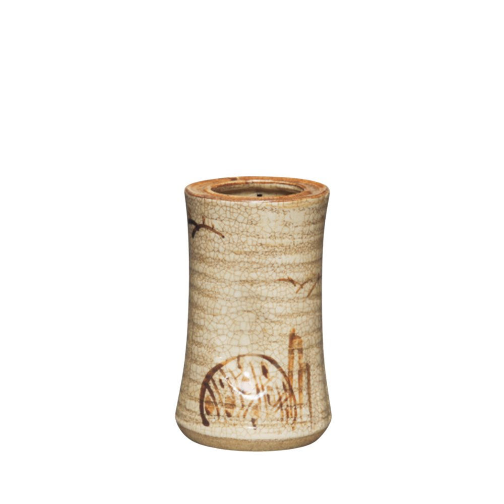 旅枕 掛花入(志野)、加藤五陶。志野の柔らかい色調が、空間に温もりを添える花入です。