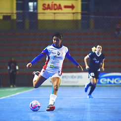 Atleta Isabela Chutando a bola