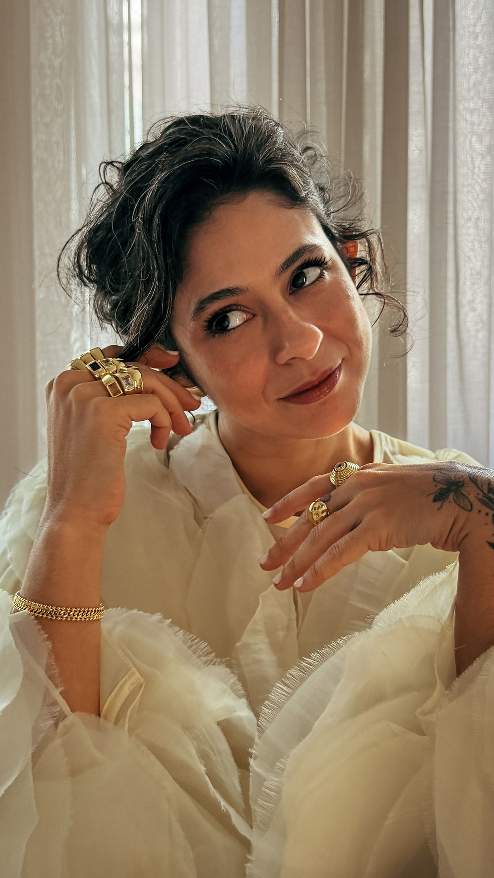 Miniatura: Pulseira em banho de ouro, corrente curta de trama entrelaçada e fecho com extensor para ajuste de tamanho.