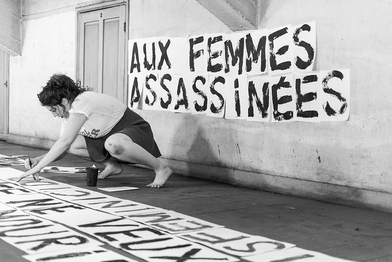 Collages contre les féminicides, Photo Pauline Makoveitchoux, Photographe Féministe, Collages féministes, Paris, France, Feminist photographer, Archives féministes. Ni una menos, Metoo