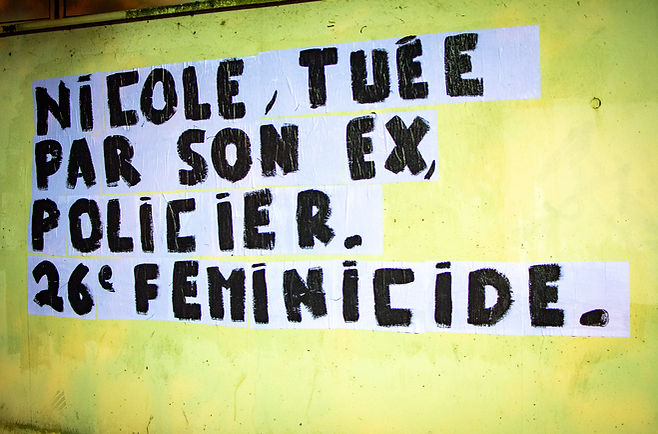 Collages contre les féminicides, Photo Pauline Makoveitchoux, Photographe Féministe, Collages féministes, Paris, France, Feminist photographer, Archives féministes. Ni una menos, Metoo