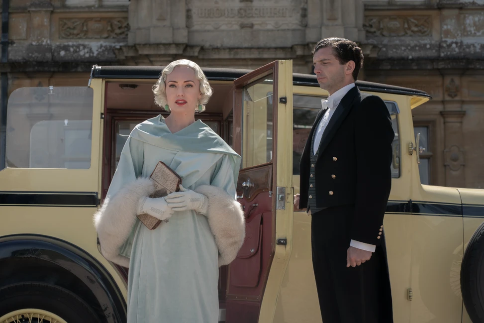 Laura Haddock como Myrna Dalgleish e Michael Fox como Andy em Downton Abbey: Uma Nova Era.