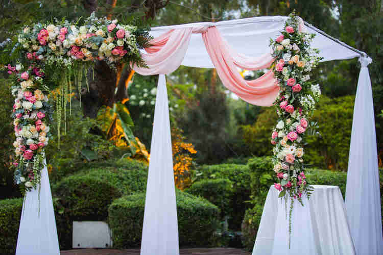 ולדיס עיצוב חתונה, עיצוב חופה, חופה מעוצבת, מפיק חתונה, הפקת חתונות