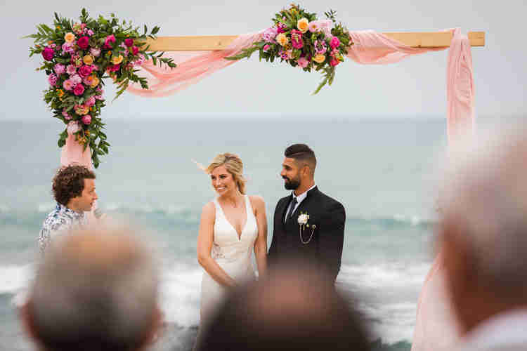 הפקת חתונה על הים, מפיקי חונה מומלצים במרכז, חופה מעוצבת פרחים מול הים