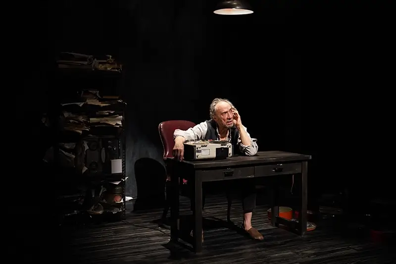 F. Murray Abraham (Krapp) w Beckett Briefs: Krapp's Last Tape. Zdjęcia Carol Rosegg.