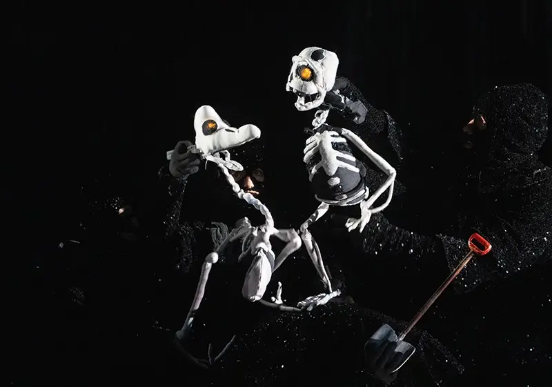 Boy & Dodo w Dead as a Dodo. Zdj. Richard Termine. 6a. Bone King w swojej jaskini. Zdj. Erato Tzavara.