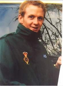 Joan Scourfield i David Hodgkinson z afiszem sztuki ze zdjęciem ich syna, Jamesa Hodginsona (1984-2011)