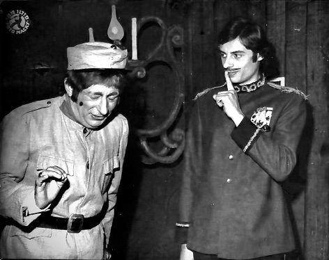 Michał Warszawski (Szwejk) i Paweł Czołczyński (Porucznik Lukasz) w sztuce Jaroslava Haška Przygody dobrego wojaka Szwejka, Tel Aviv 1973.