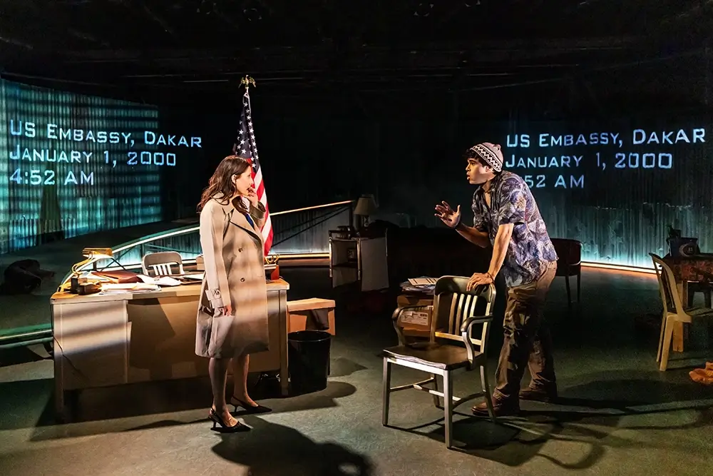 Mia Barron (Dina) and Abubakr Ali (Boubs) w Dakar 2000. Zdjęcia Matthew Murphy