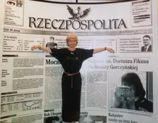 Renata Gorczyńska odbierająca w redakcji "Rzeczpospolitej" Nagrodę im. Dariusza Fikusa za 1998 rok, styczeń 1999