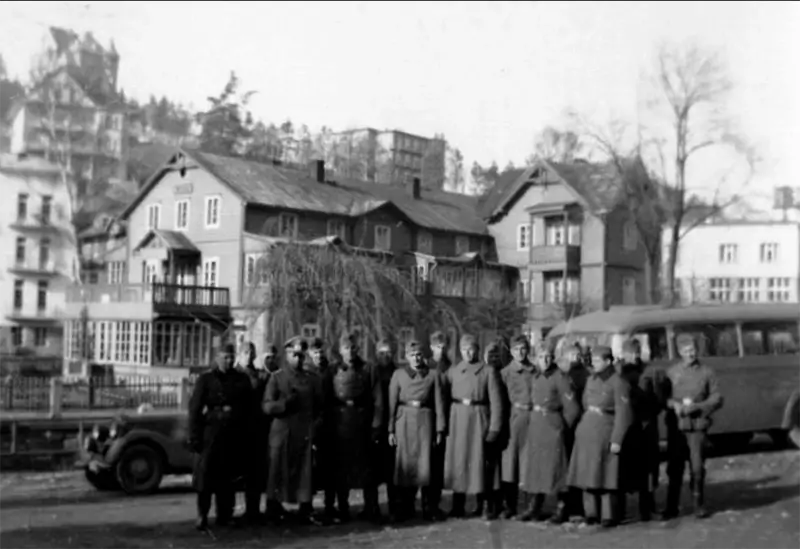 Żołnierze Wehrmachtu w Krynicy, w tle pensjonat "Wisła", listopad 1940