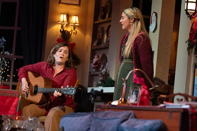 Mare Winningham (Ginny) i Shailene Woodley (Diana) 