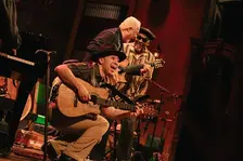 Renecito Avich (Eliades z gitarą ‘tres’) w Buena Vista Social Club. Zdj. Andy Henderson