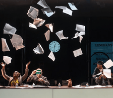 Sceny z nowojorskich przedstawień teatralnych: adaptacja Ulysses, spektakl Burnout Paradise, przedstawienie lalkowe Footnotes oraz musical The 25th Annual Putnam County Spelling Bee.