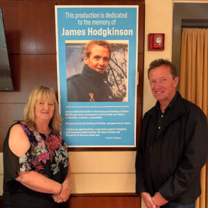 Joan Scourfield i David Hodgkinson z afiszem sztuki ze zdjęciem ich syna, Jamesa Hodginsona (1984-2011)