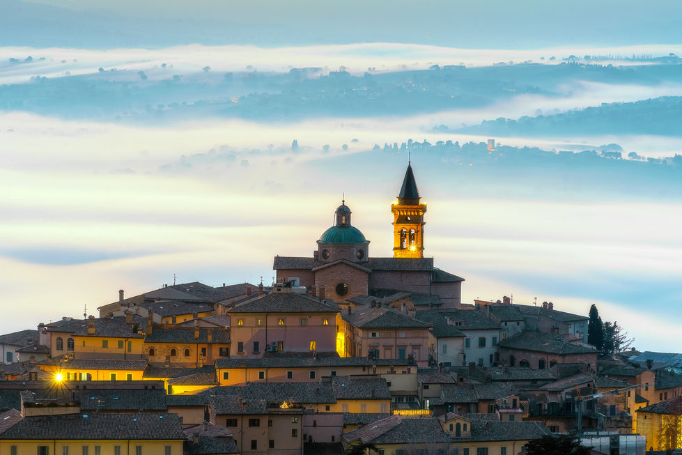 Manto di nebbia oltre Trevi