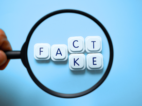 Loupe qui vérifie si une information est fausse ou pas.