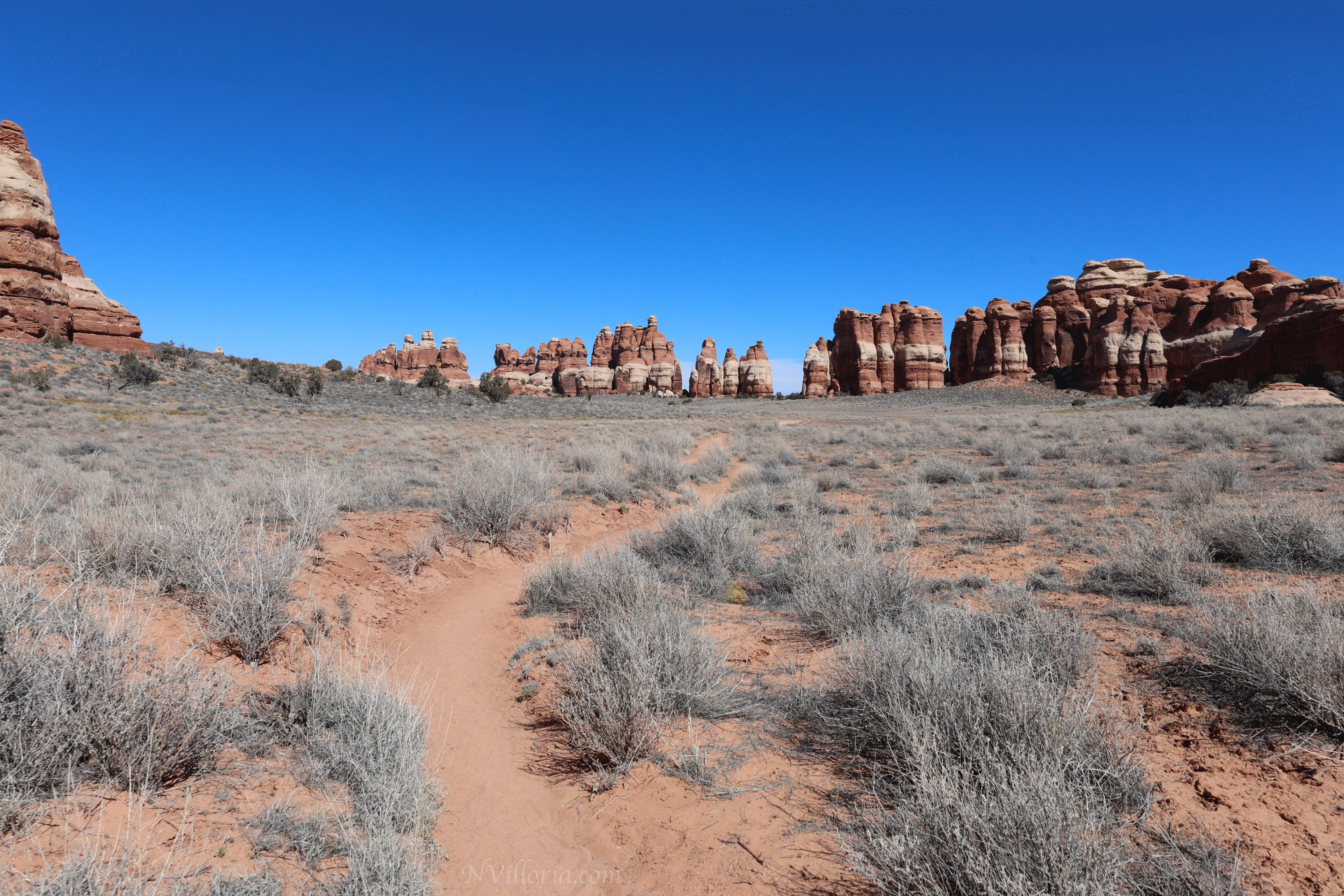 Trail views hiking the Needles District at Canyonlands National Park - via NVilloria.com