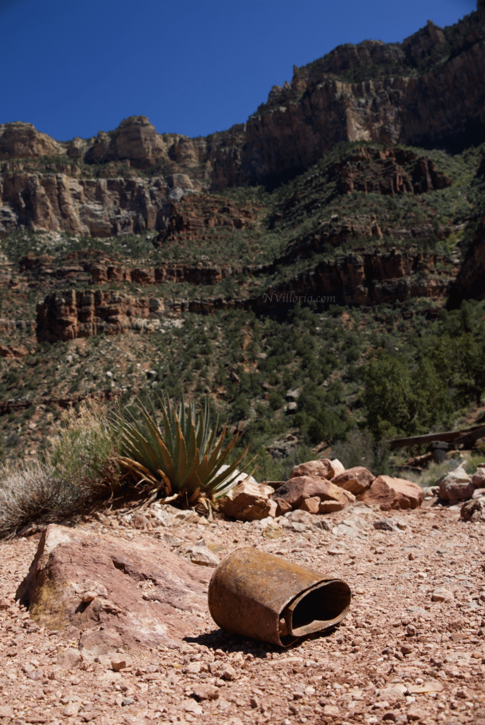 views from the Bright Angel Trail to 3-mile resthouse - via NVilloria.com